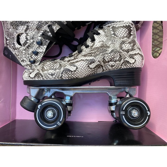 SOLD Moonlight Roller Charmer Skates Black & White Faux Snakeskin Leather SIZE 7 - Picture 12 of 16